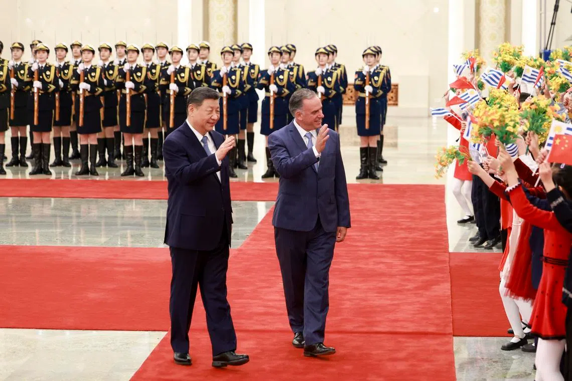 中国国家主席习近平（前排左）星期二（2月3日）与乌拉圭总统奥尔西（Yamandu Orsi，前排右）举行会谈。会谈前，习近平在人民大会堂北大厅为奥尔西举行欢迎仪式。（新华社）