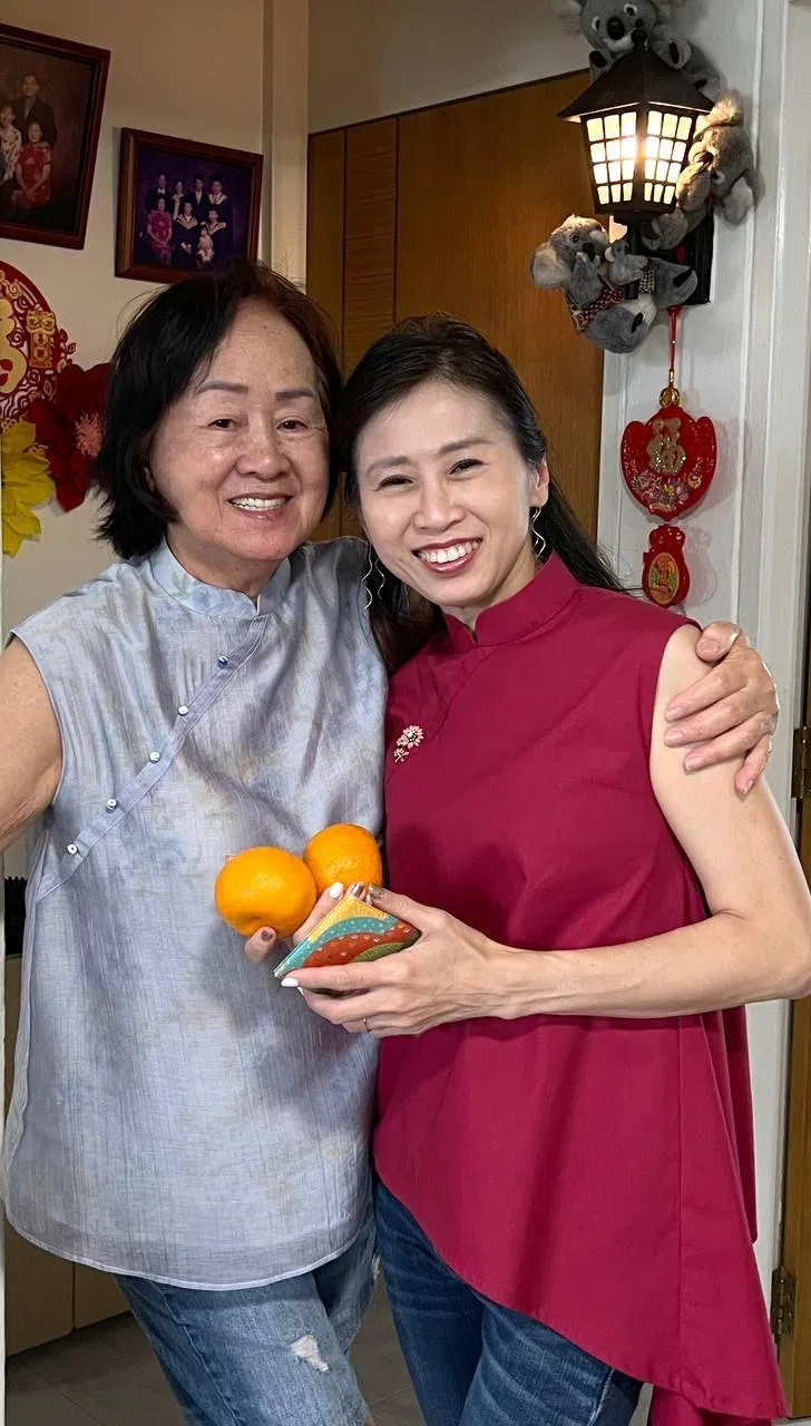 旗袍品牌旗情创办人何宝玲（右）在去年的农历新年为母亲送上她设计的旗袍上衣。（受访者提供）