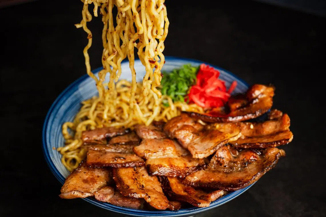 招牌干拉面配搭带烟熏香的三层肉及特制烧肉酱。（餐馆提供）