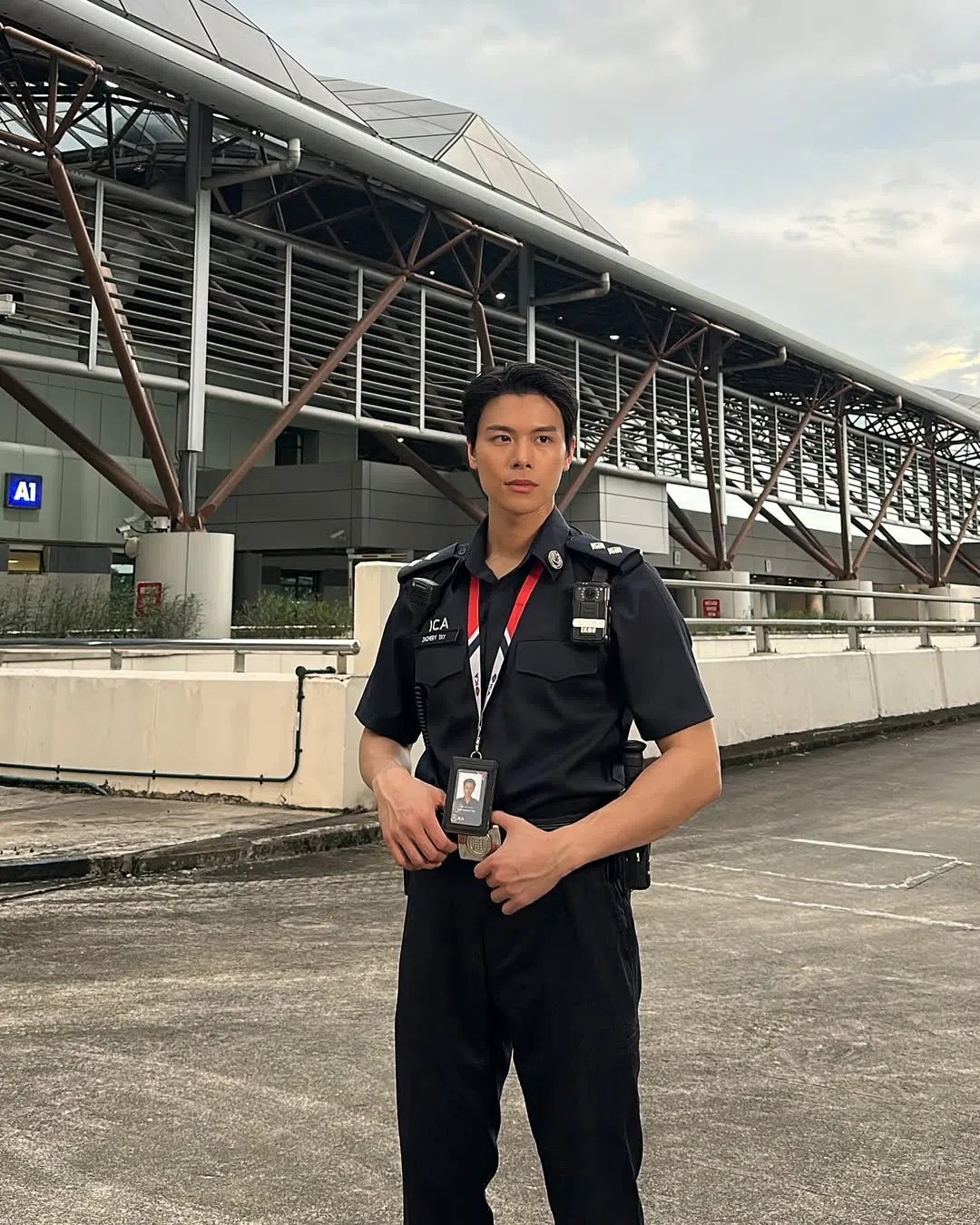 参与拍摄后，容启航发现第一应变小组的腰带非常重，对这份职业因此更加敬重。（取自容启航IG）
