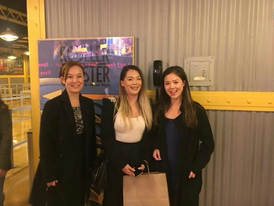 翁静晶（左）自嘲是两个女儿的反面教材。（互联网）