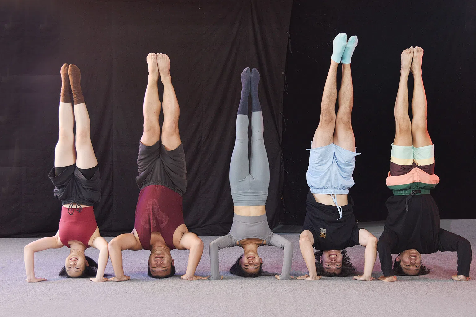 （左起）21岁的杨燕、34岁的许颂恩、28岁的万宇恩、29岁的胡文通和32岁的陈庆洲一起表演倒立。（图/新报业媒体）