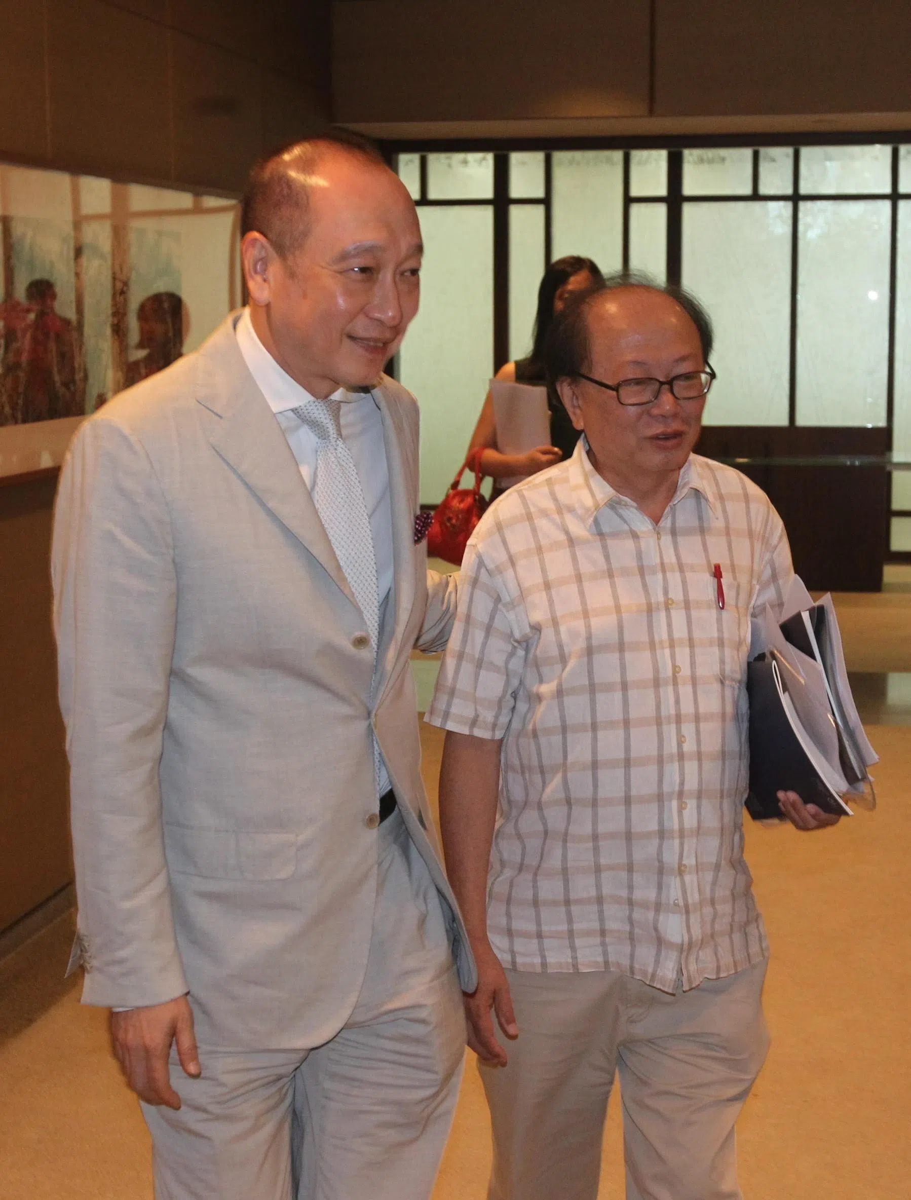 郑明杉（右）在上世纪70年代初就同大华银行集团现任副主席黄一宗相识，图为他们在2012年的合照。黄一宗在2013年接受了郑明杉的一对一专访。（郑明杉提供）