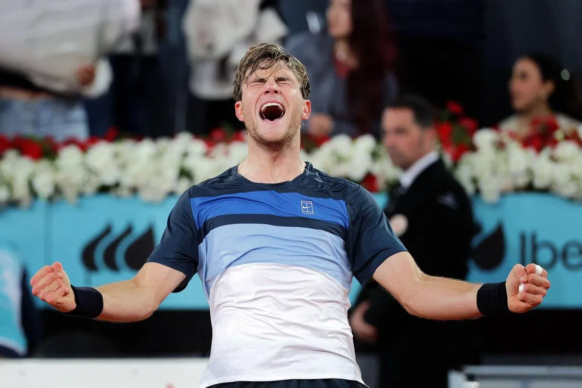 英国选手德雷珀击败对手后兴奋欢呼。（法新社）