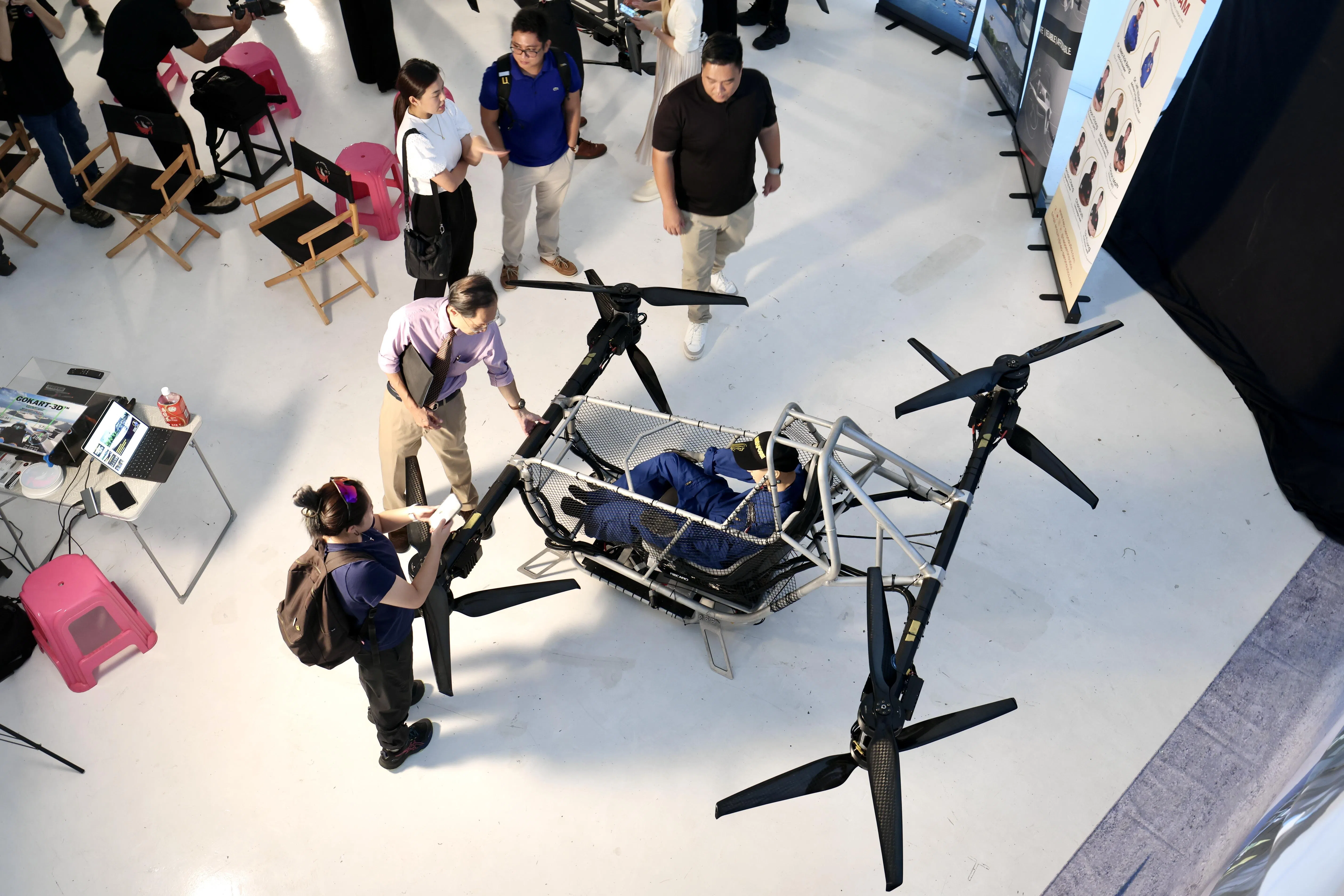 新翔宇航的“飞行车”依据美国联邦航空管理局（FAA）第103条超轻型飞行器法规设计，即飞行器总重量不得超过254磅（约115公斤），在满足一定条件的情况下，用户无须持有飞行执照即可操作。图中展示的“飞行车”为半成品，成品的驾驶舱将包含外壳。（陈斌勤摄）