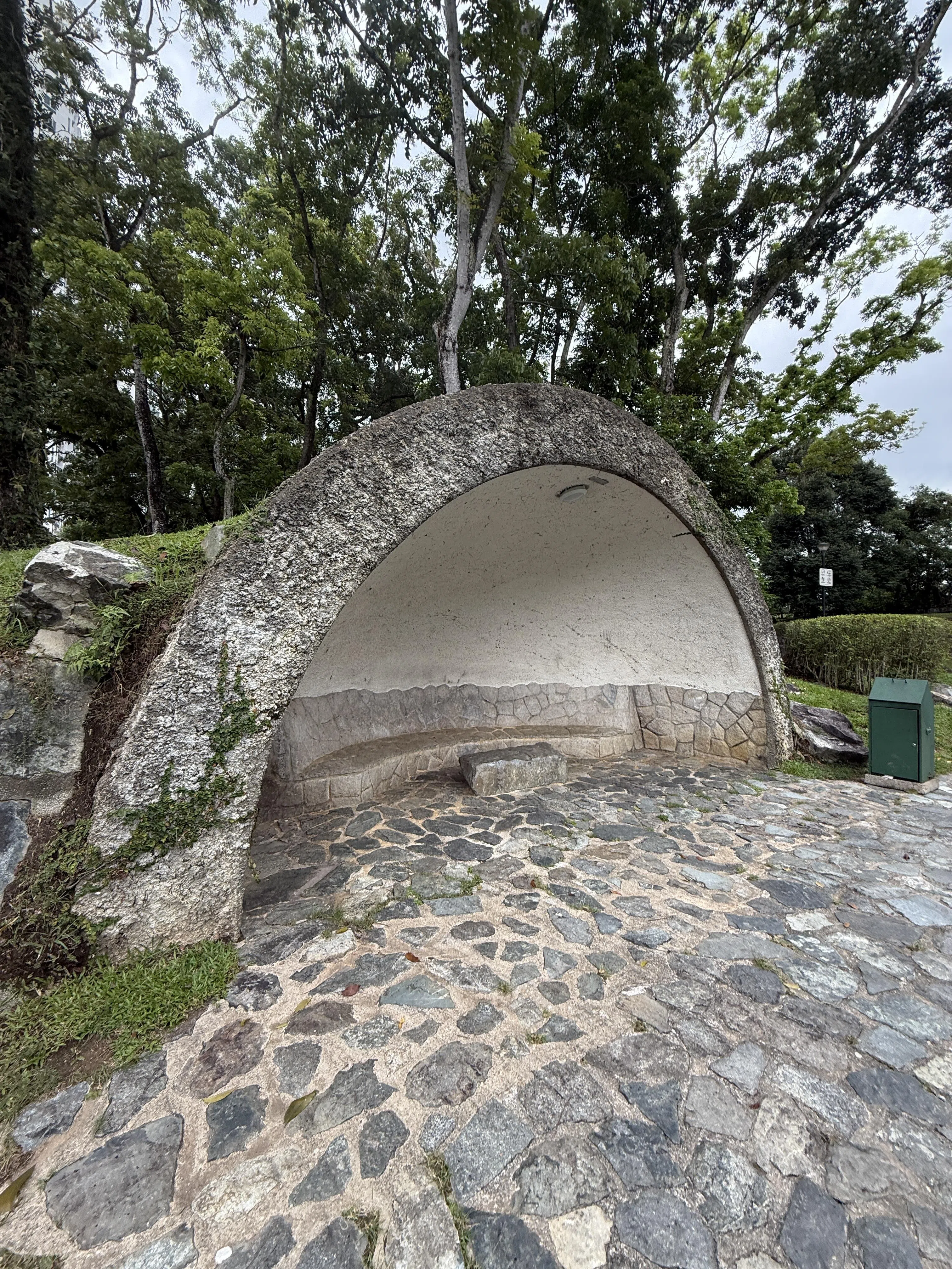 石头步道旁类似洞穴的半圆形遮蔽处，让人想坐下来感受被“罩”住的安全感。（陈映蓁摄）