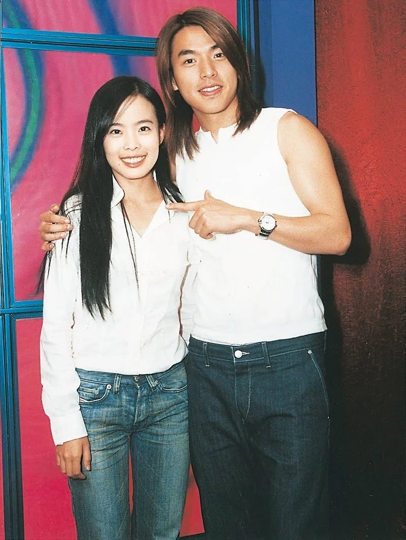 李康宜（左）2001年与李威搭档演出《吐司男之吻》。（互联网）