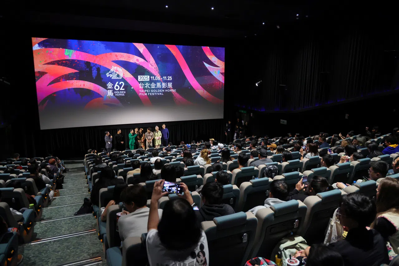 《好孩子》放映会座无虚席，观众发问踊跃。（白艳琳摄）