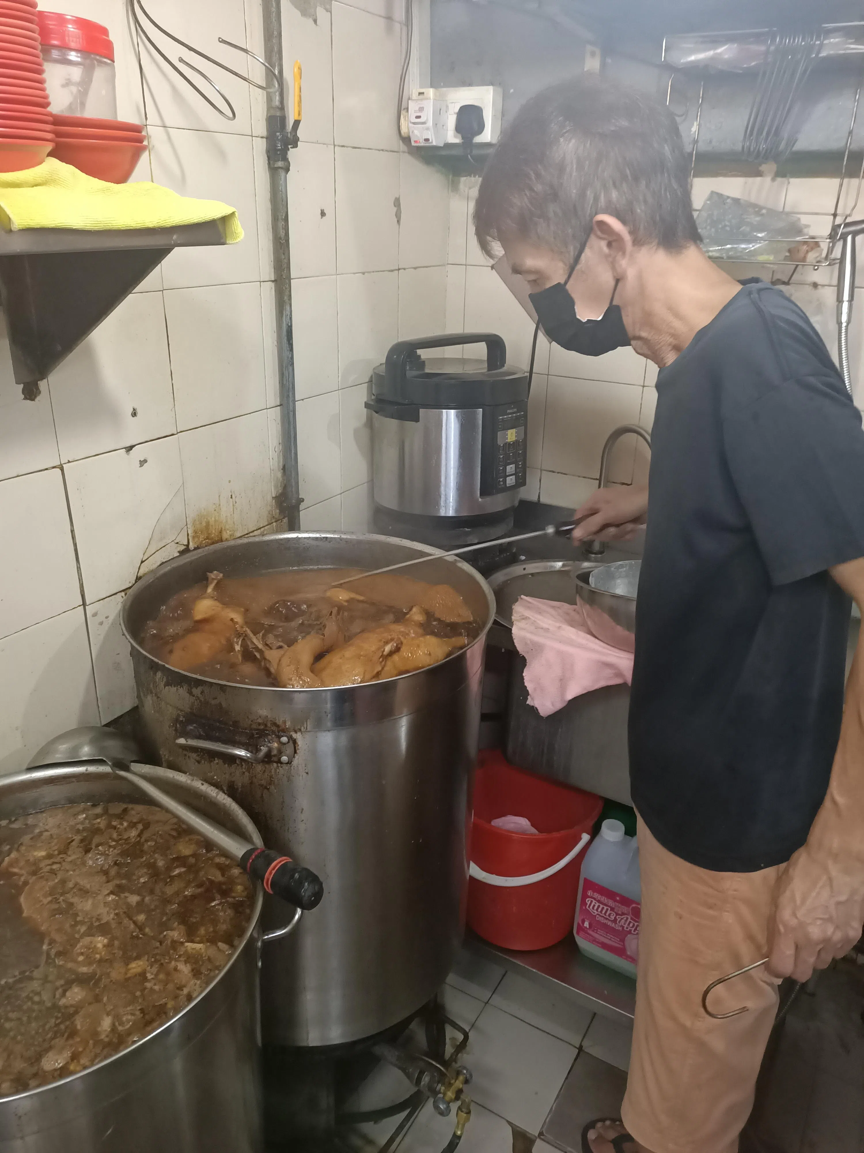 李明君售卖的每盘卤鸭饭都是亲力亲为，用独家秘方和药材卤制而成。（李汶轩摄）