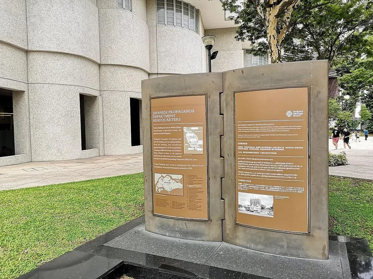 国泰大厦前的大书本，全岛共有20座同系列二战历史标志。（厂商提供照片）