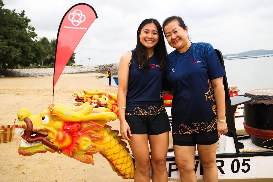 庄亿玲（右）和女儿张怡从去年开始每周一起划龙舟，不仅有助于保持健康，也增进了母女间的感情。（蔡家增摄）