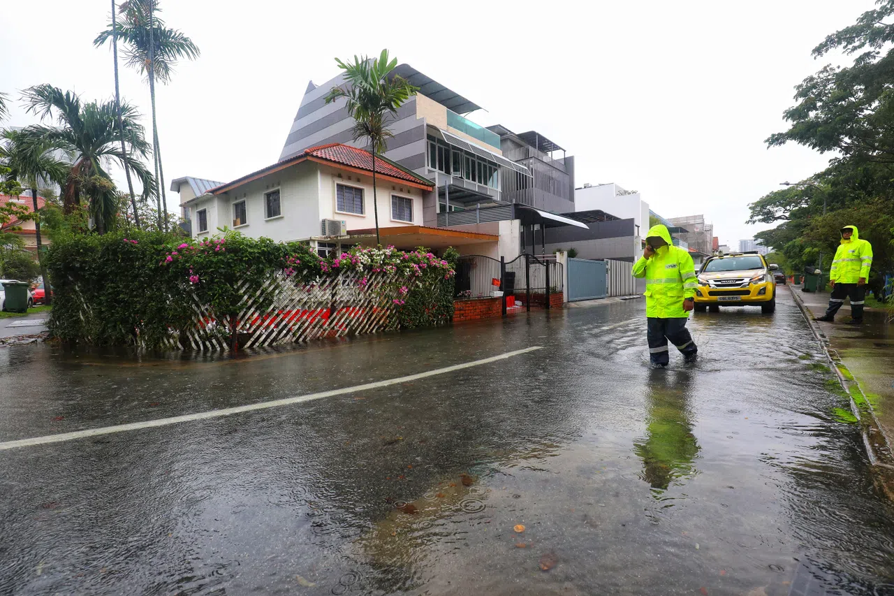 3月20日下午2时左右，蒙巴登路与惹兰海景交界处约15米路段，因强降雨叠加涨潮而发生积水。（何炳耀摄）