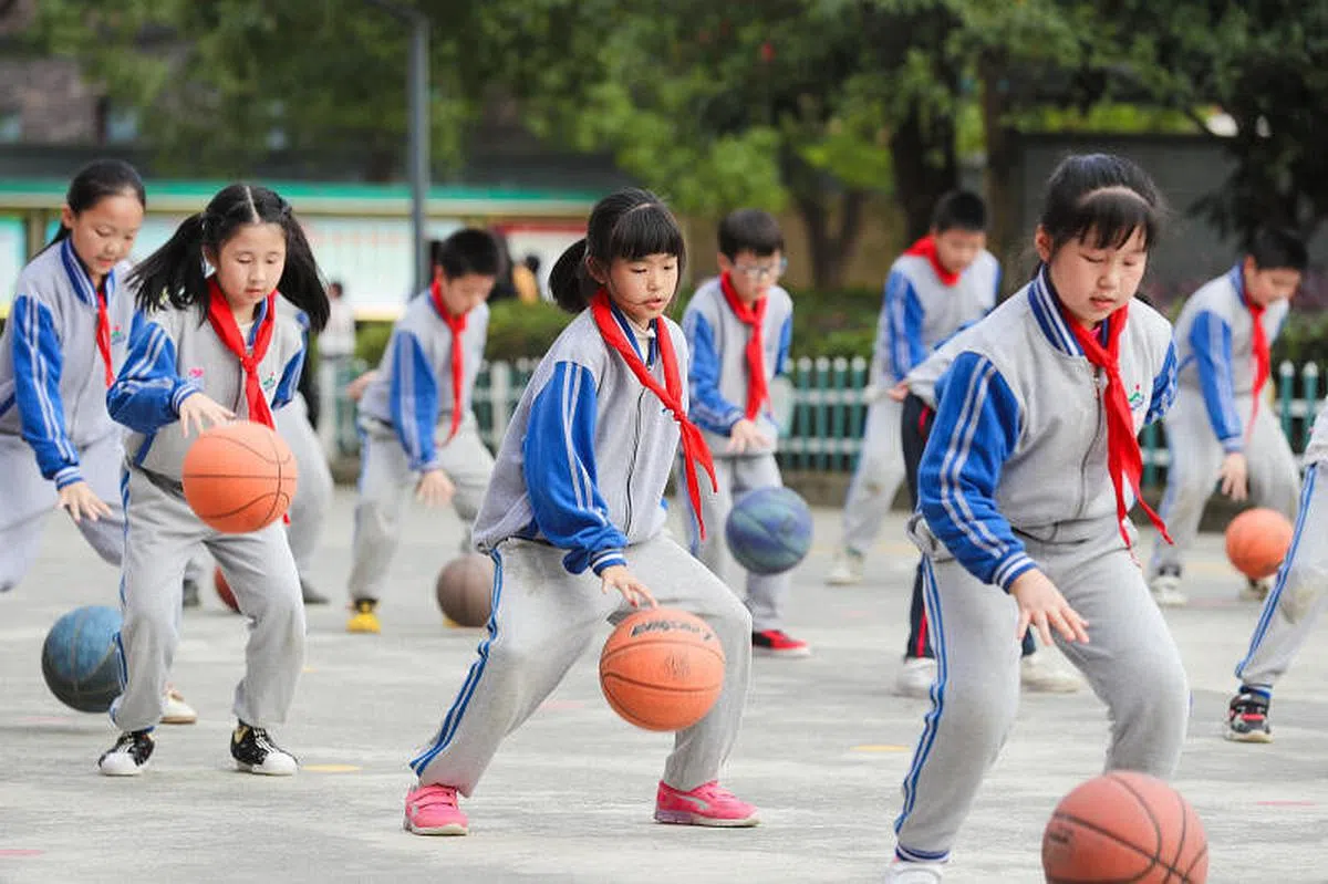 多家大型学科类培训机构选择转向非学科类培训。图为浙江省湖州市德清县三合中心学校的学生在跳篮球操。（新华社）