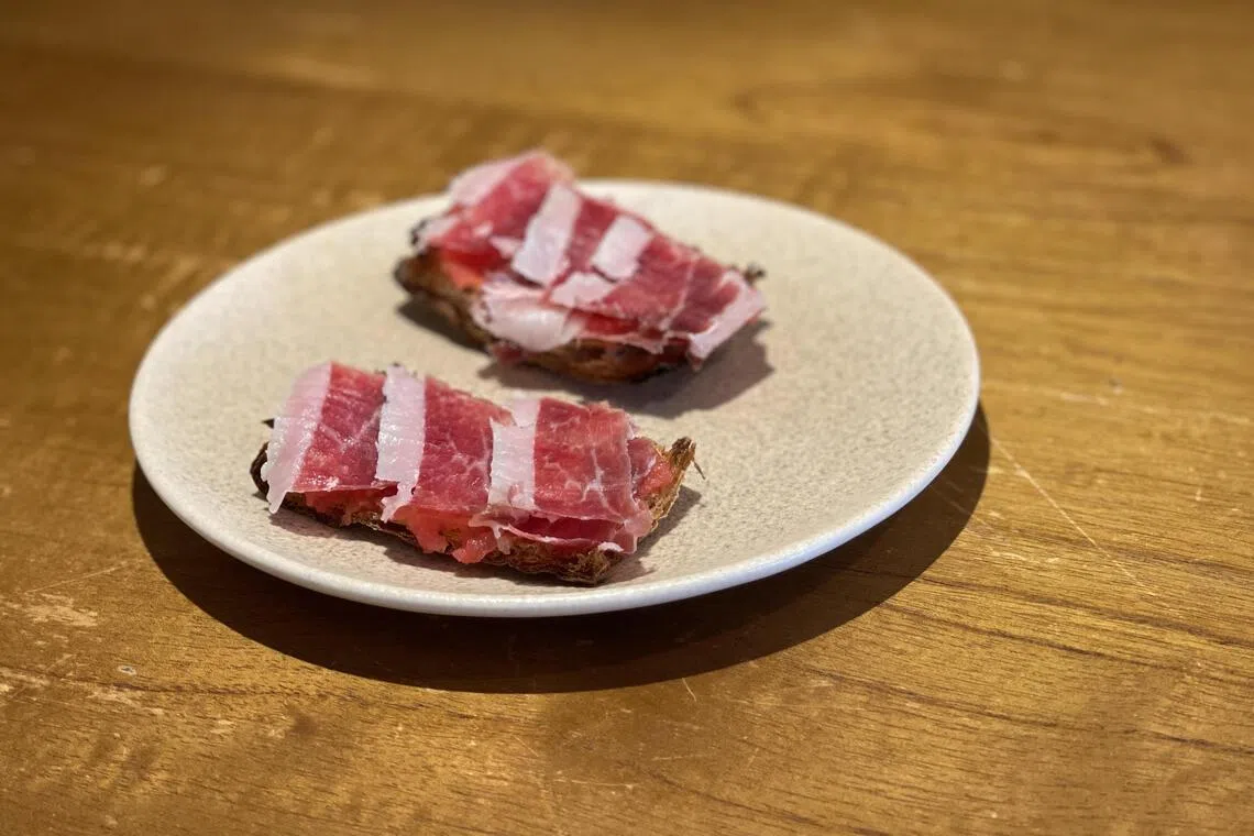 Asador Singapore的西班牙伊比利亚火腿搭番茄泥及面包，风味独特。（黄靖晶摄）