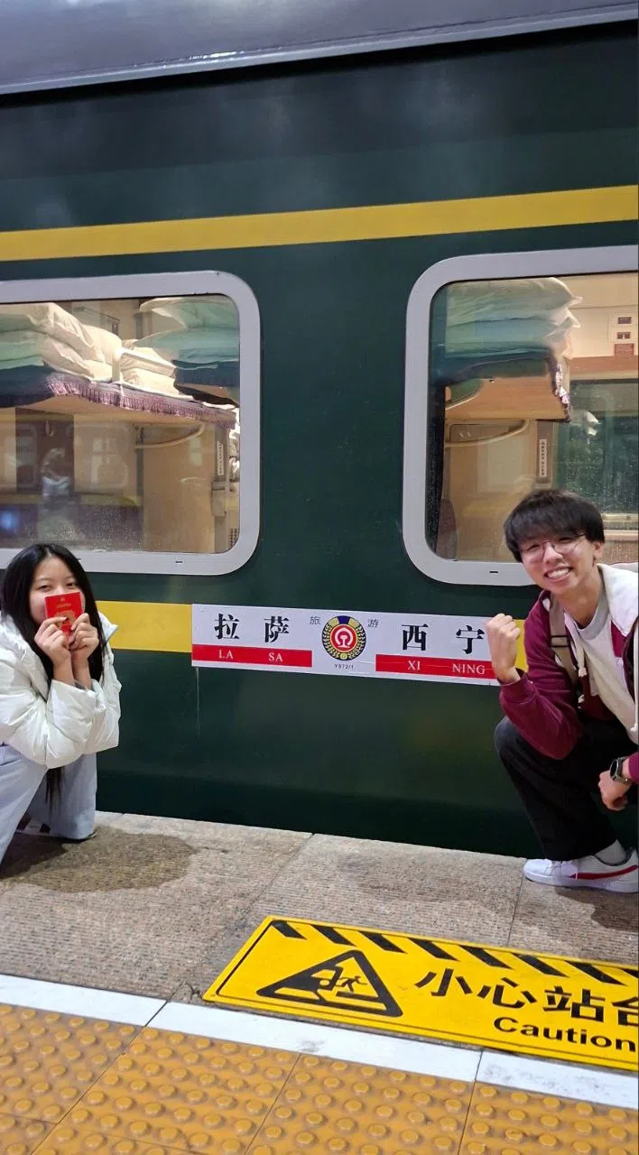 进藏的列车上，有同行的守望与关心，也有对那片圣地的无限憧憬。（作者提供）