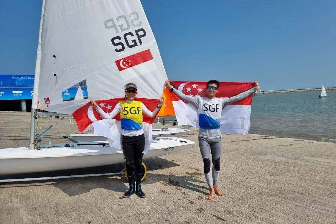 两名小将吴启哲（右）和凯蕊分别在男女激光4.7级帆船项目中夺牌。（新加坡奥理会提供）