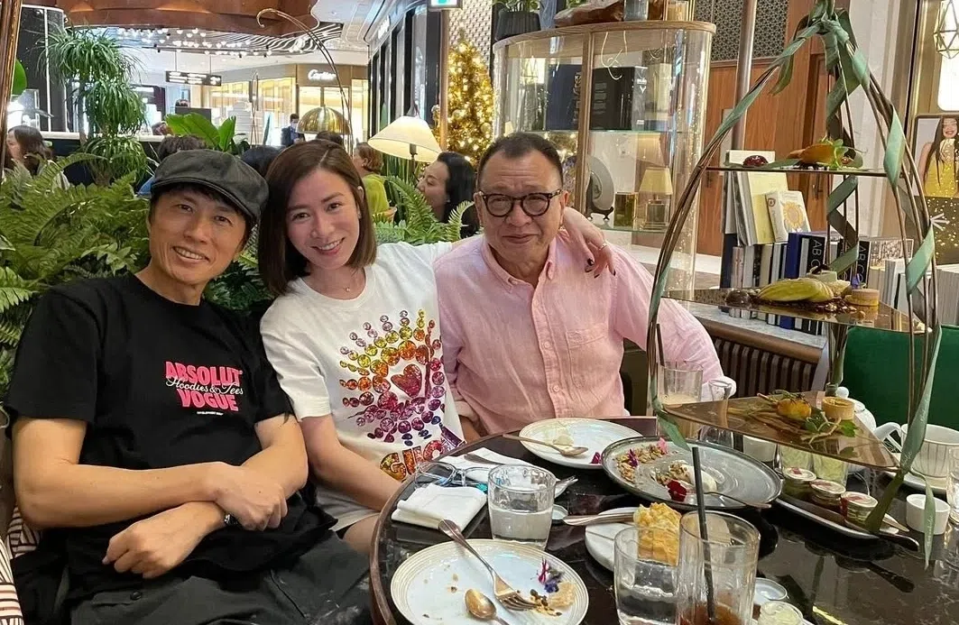 黄子华（左起）、佘诗曼和许绍雄私交甚笃，经常聚餐聊天。（互联网）