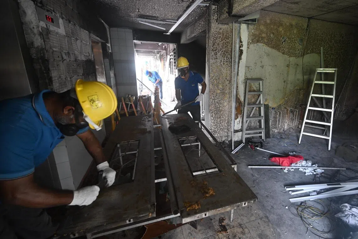 新加坡民防部队消防员到场后将火扑灭。（海峡时报）