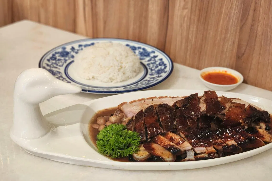 阿明帝皇鸭的招牌烧味是当归烧鸭、叉烧和烧肉。（陈爱薇摄）