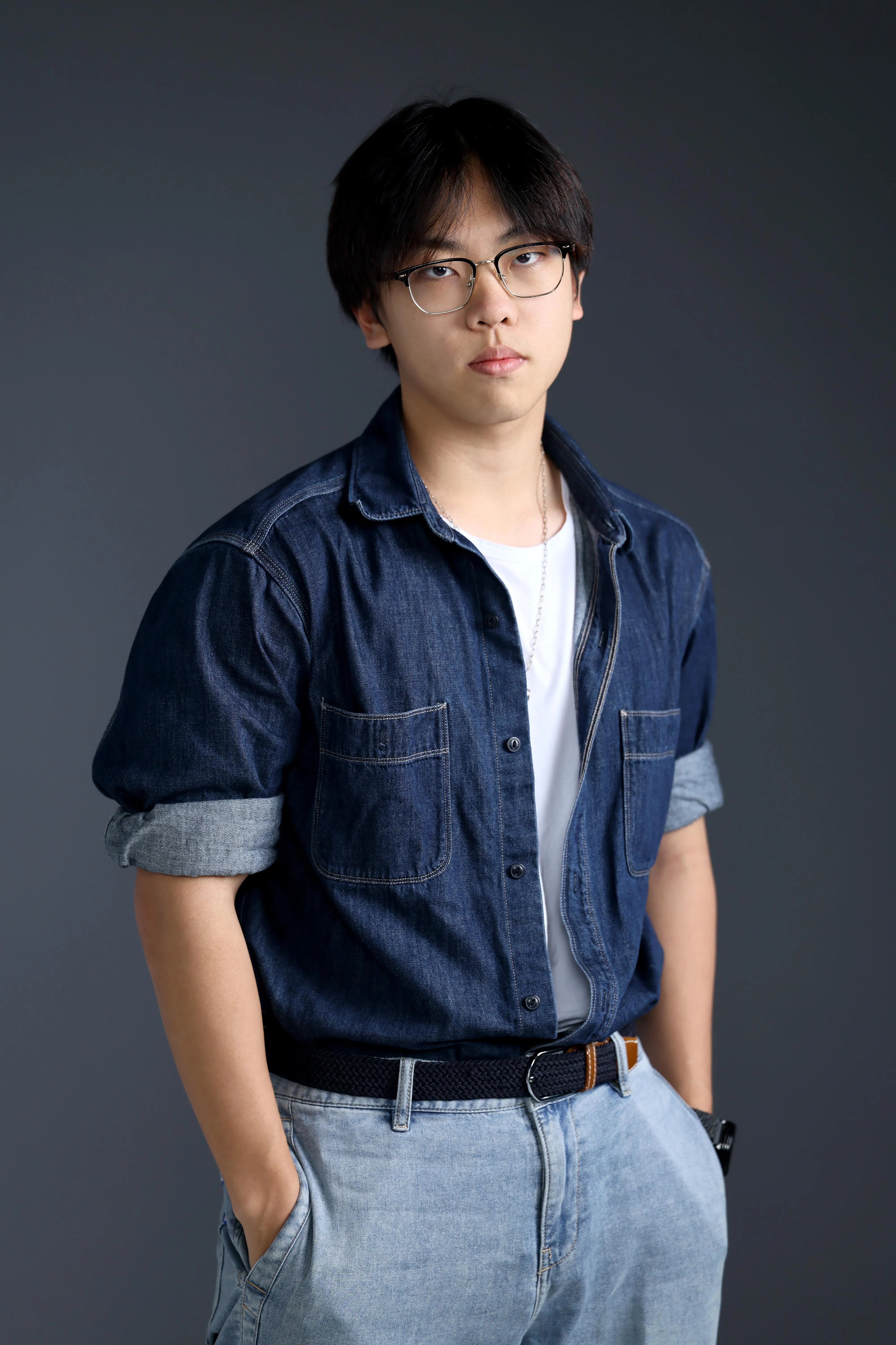 邵裕𦒍说，平时他喜欢写微型小说和散文，文字里多半带着悲观色彩，常试图揭示阴影中的黑暗。（龙国雄摄）