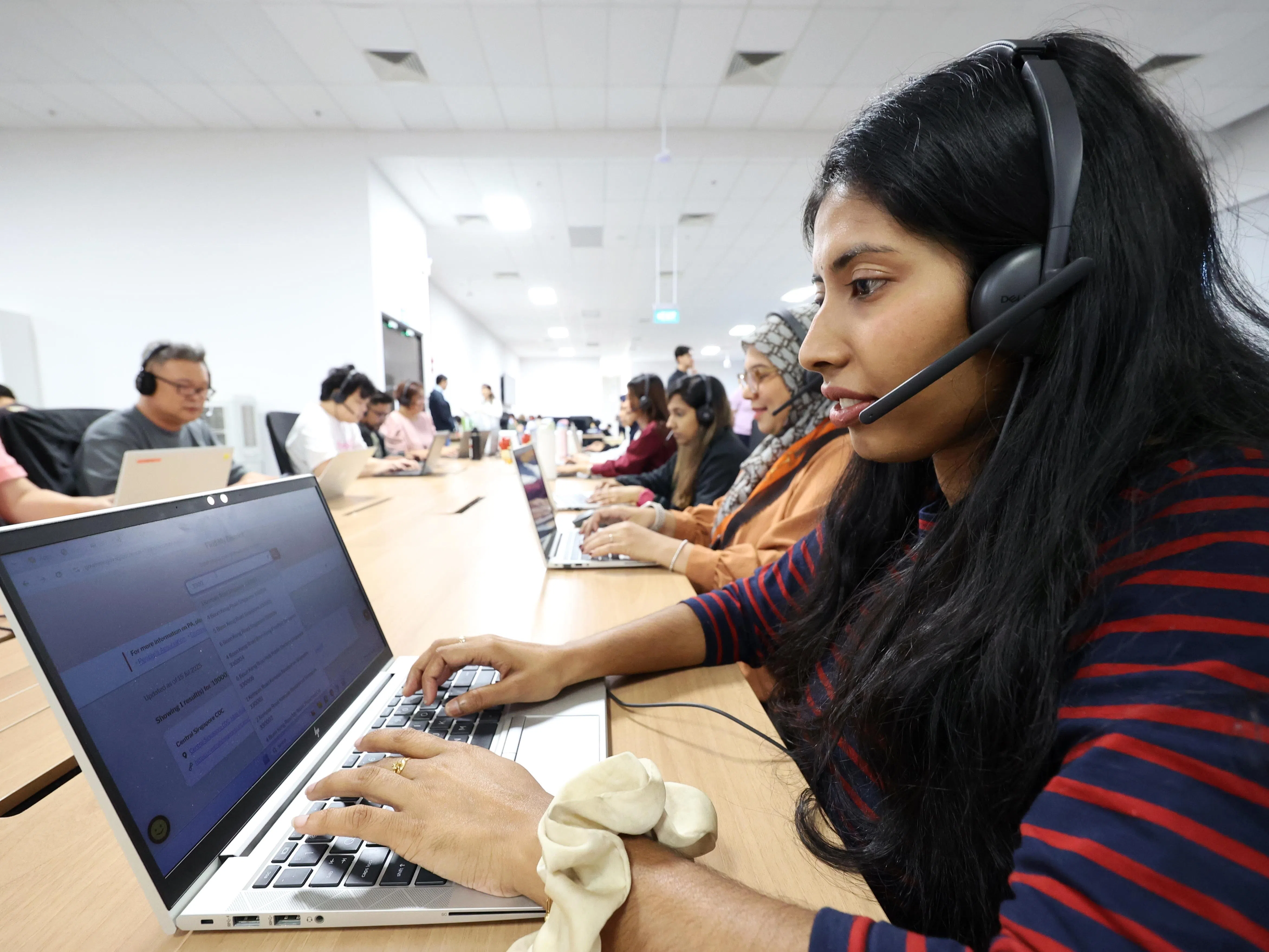 政府部门已在工作中运用人工智能，包括协助客服中心人员将通话内容转为文字，并生成英文摘要。（数码发展及新闻部提供）