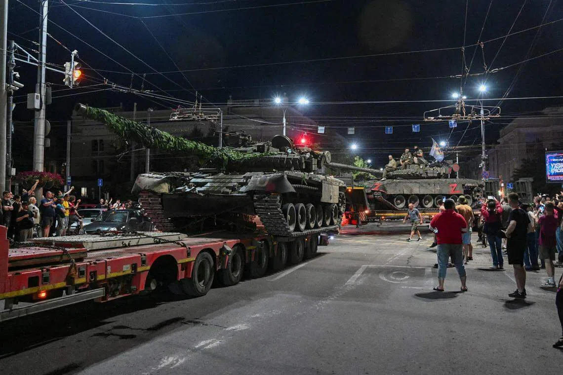 雇佣兵组织瓦格纳的车队当地时间6月24日从俄南顿河畔罗斯托夫撤离，返回野外营地。（路透社）
