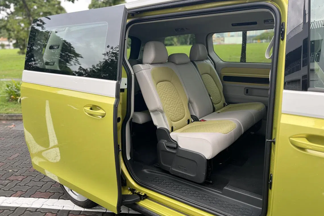 车内双色座椅并非皮革，而是采用回收海洋塑料与PET瓶制成的Seaqual环保纱线。（吴庆康摄）