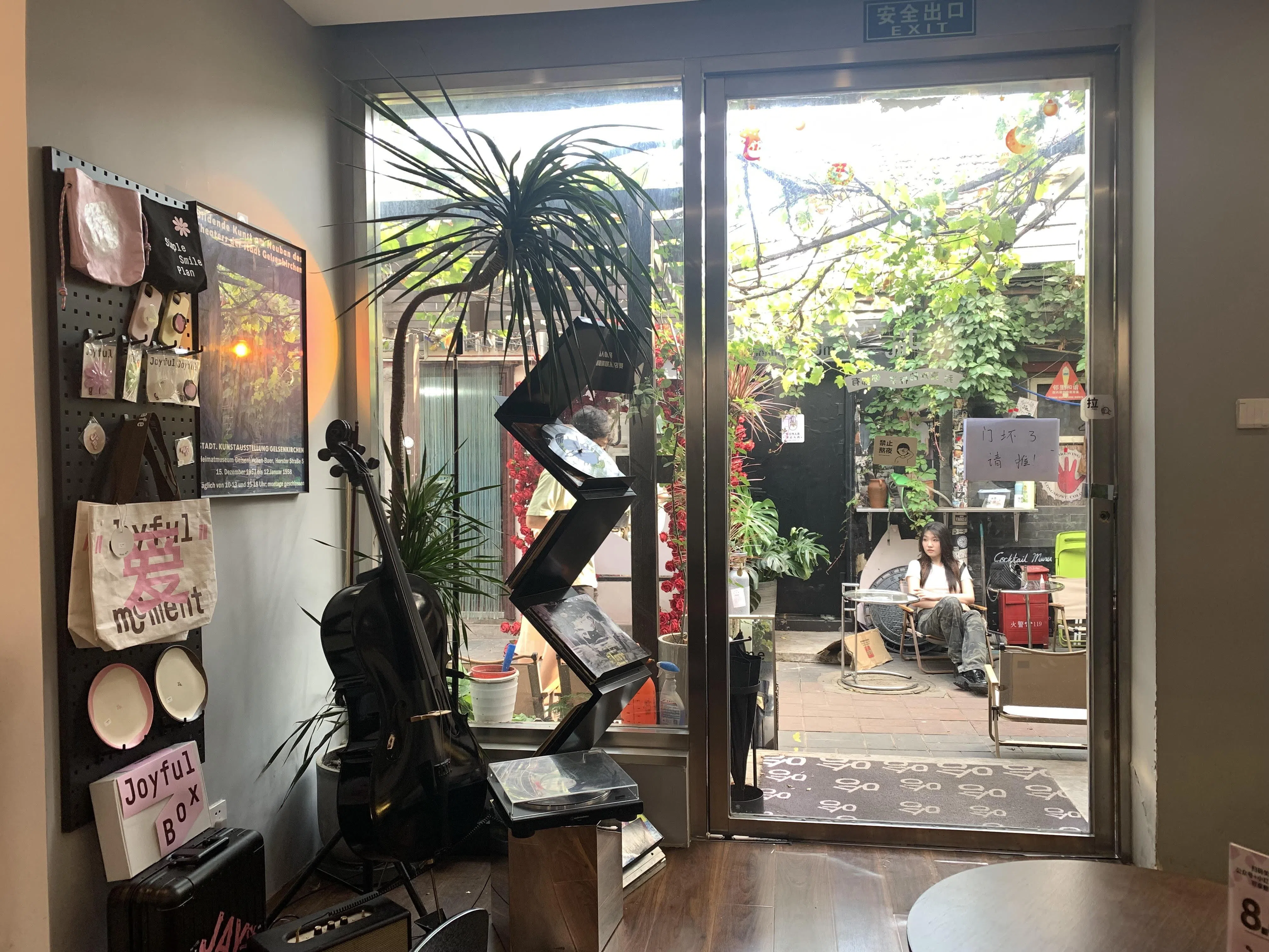 商业浪潮的进入，让北京一些胡同也变得时尚。北锣鼓巷这家网红咖啡馆，是年轻人的打卡圣地。（孟丹丹摄）