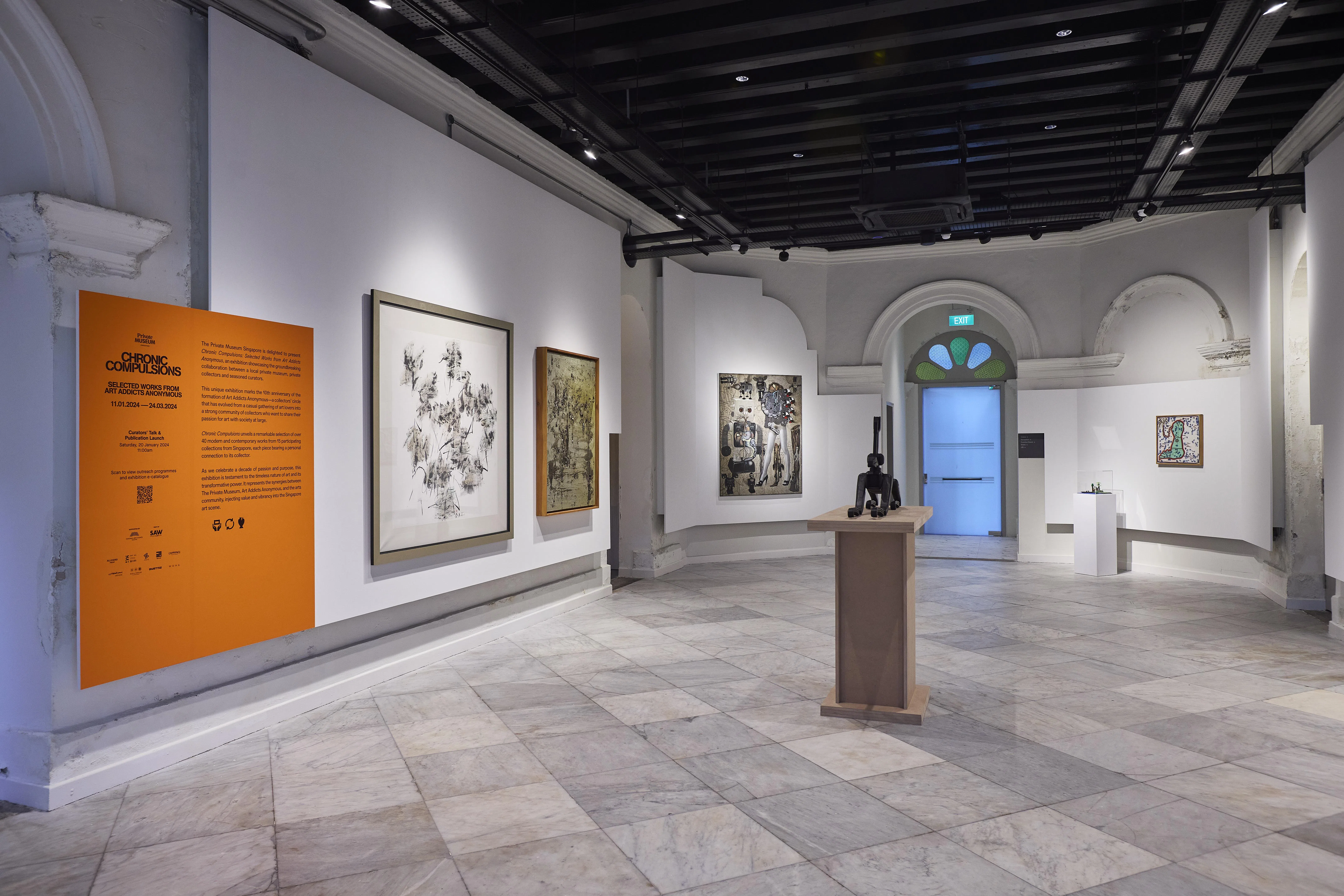 展览入口处展示蔡逸溪纸本彩墨画《青莲》（左一）等藏品。（私人美术馆提供）