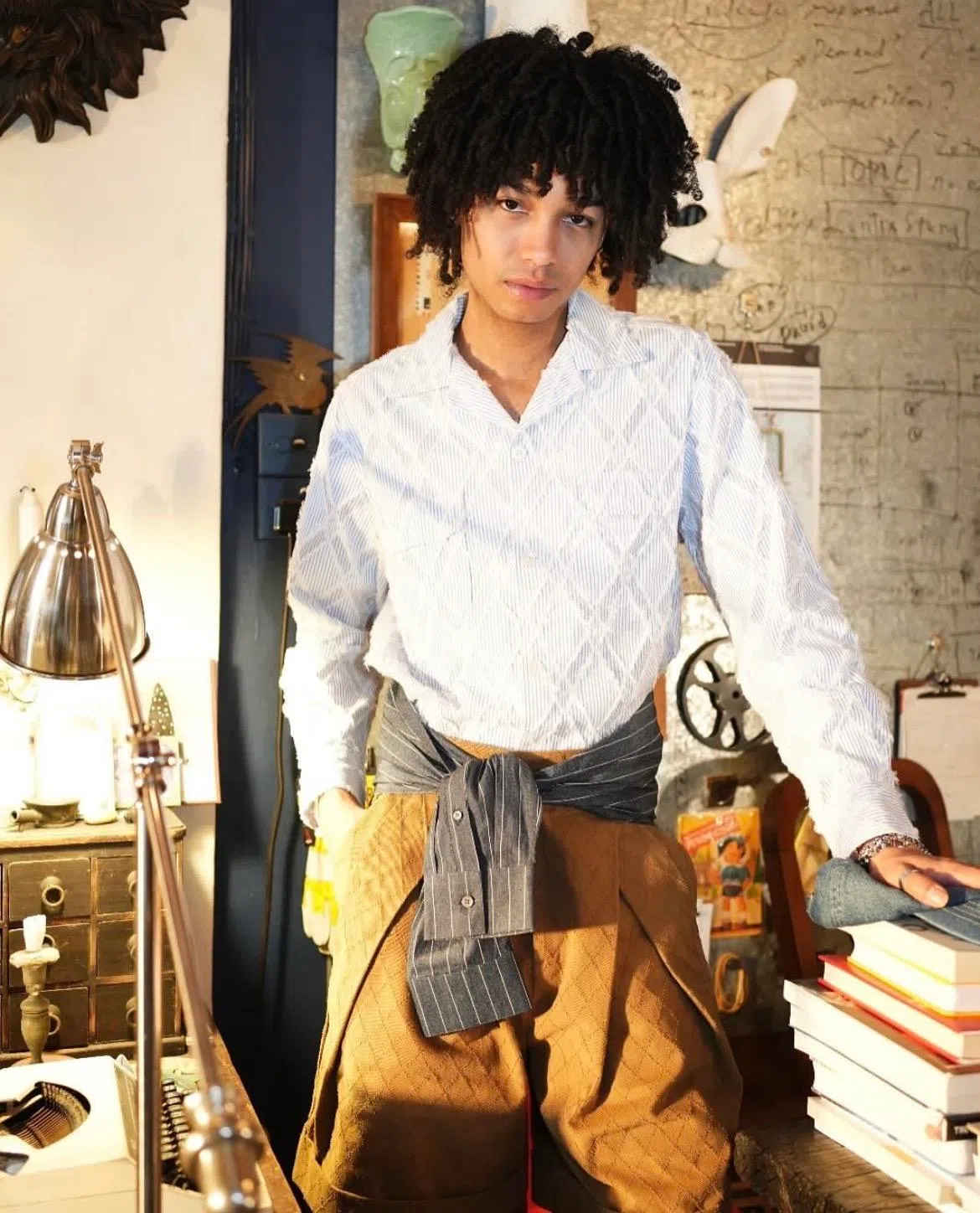 那腰间绑的衣袖就只是衣袖，与布袋。（取自Aepel IG）