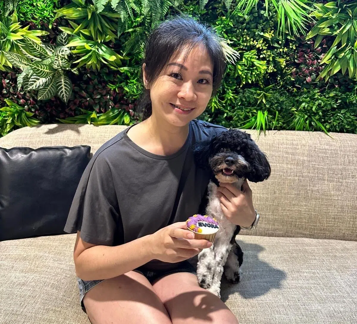 苏贞宁（43岁）有十几年的养狗经验。她目前养了一只不到三岁的卡瓦普犬（Cavapoo）。她提醒说，一只狗的寿命通常十多年，预计可能须支付高达五位数的医疗费用。（受访者提供）