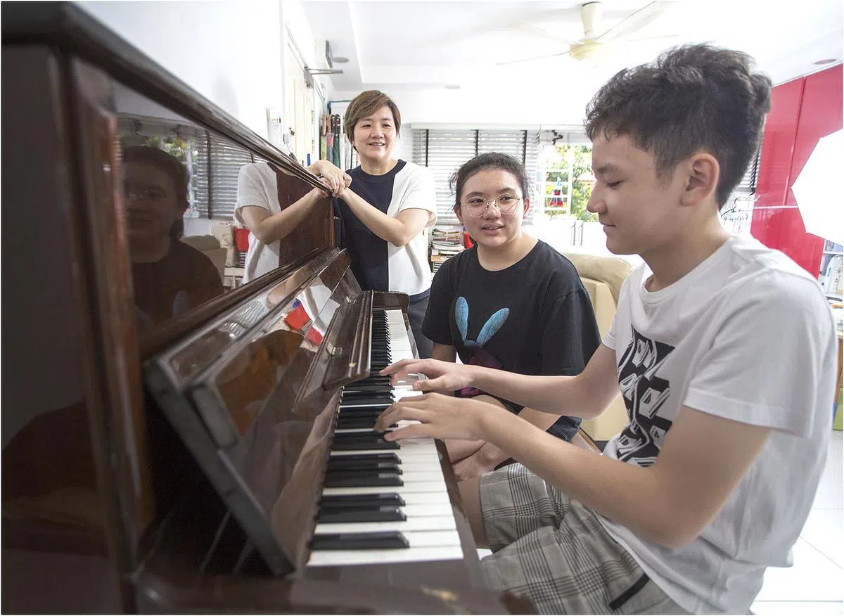 朋友赠送二手钢琴，儿子符瑀伦得以学习弹琴。（熊俊华摄）