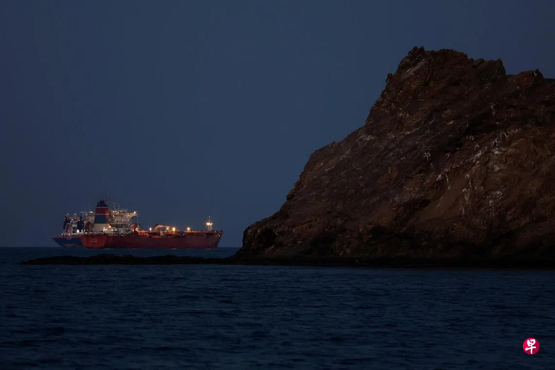 Image 15: “卡利斯托”号油轮3月10日停泊在阿曼首都马斯喀特岸外海域。 （路透社）