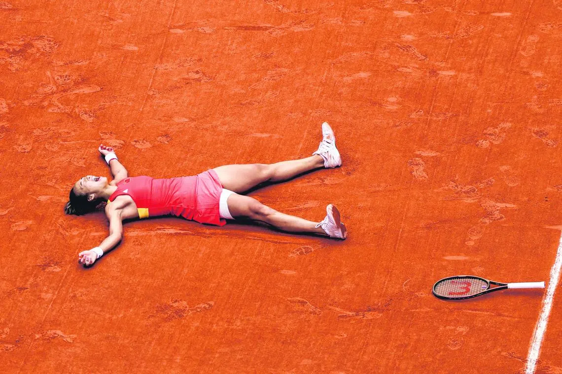 郑钦文创历史赢得奥运网球女单金牌后，躺在红土场上庆祝。（路透社）