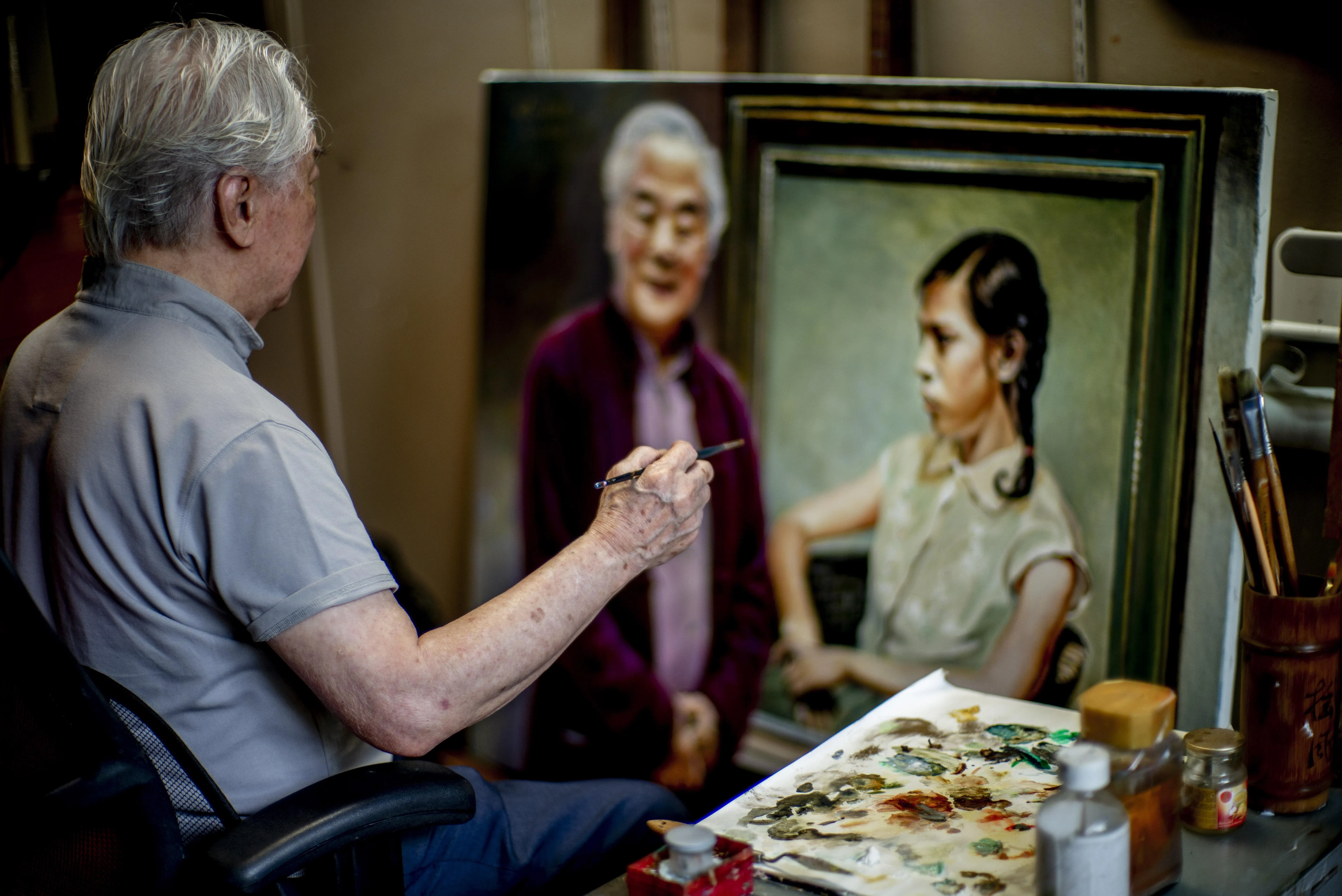 蔡扬拍下爸爸蔡名智创作夫妻合画的场景。（蔡扬摄）