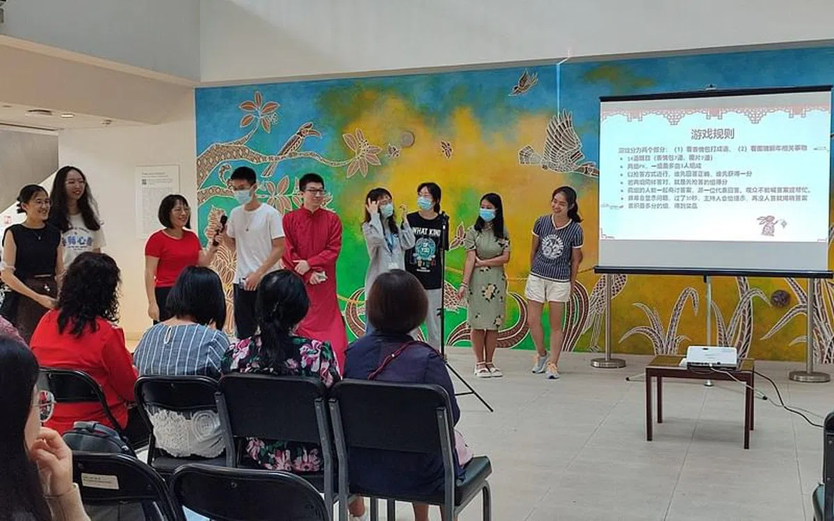 司仪们携手合作让团拜现场气氛热络，大家喜迎兔年。（陈敏怡摄）