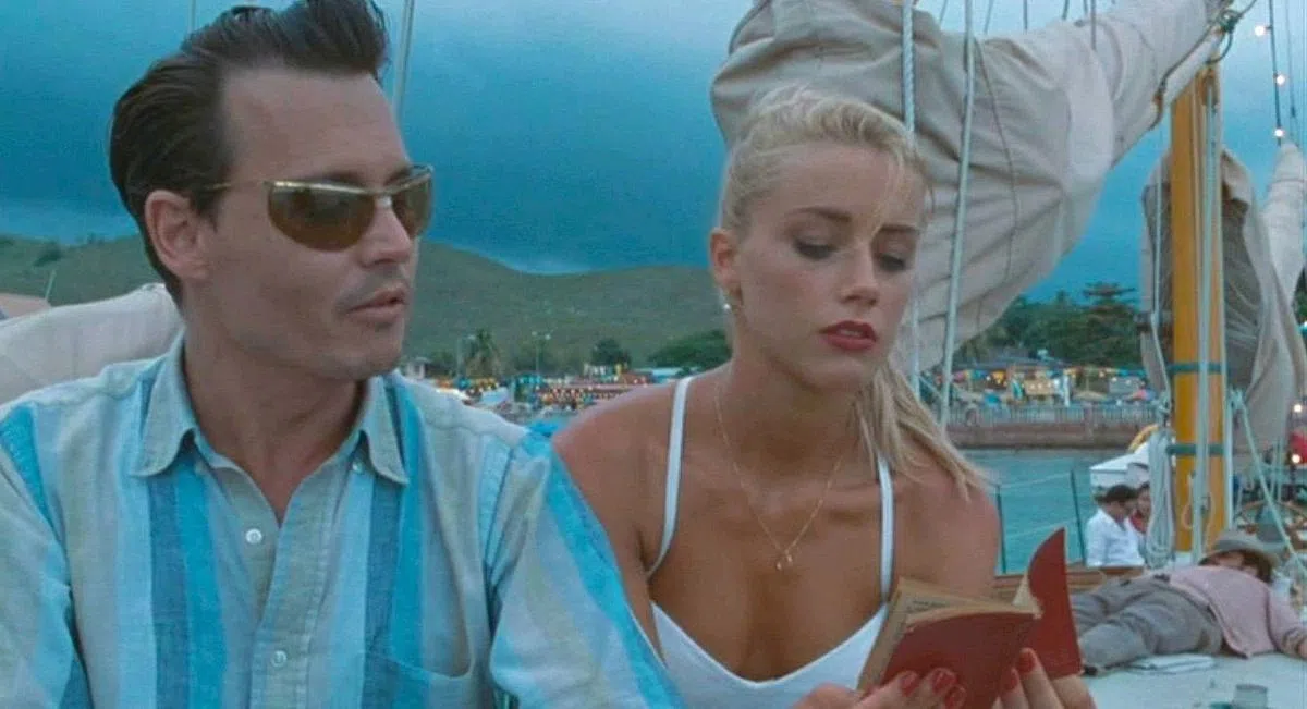 Johnny Depp（左）与Amber Heard在电影《兰姆酒记》中首次结缘。（互联网）