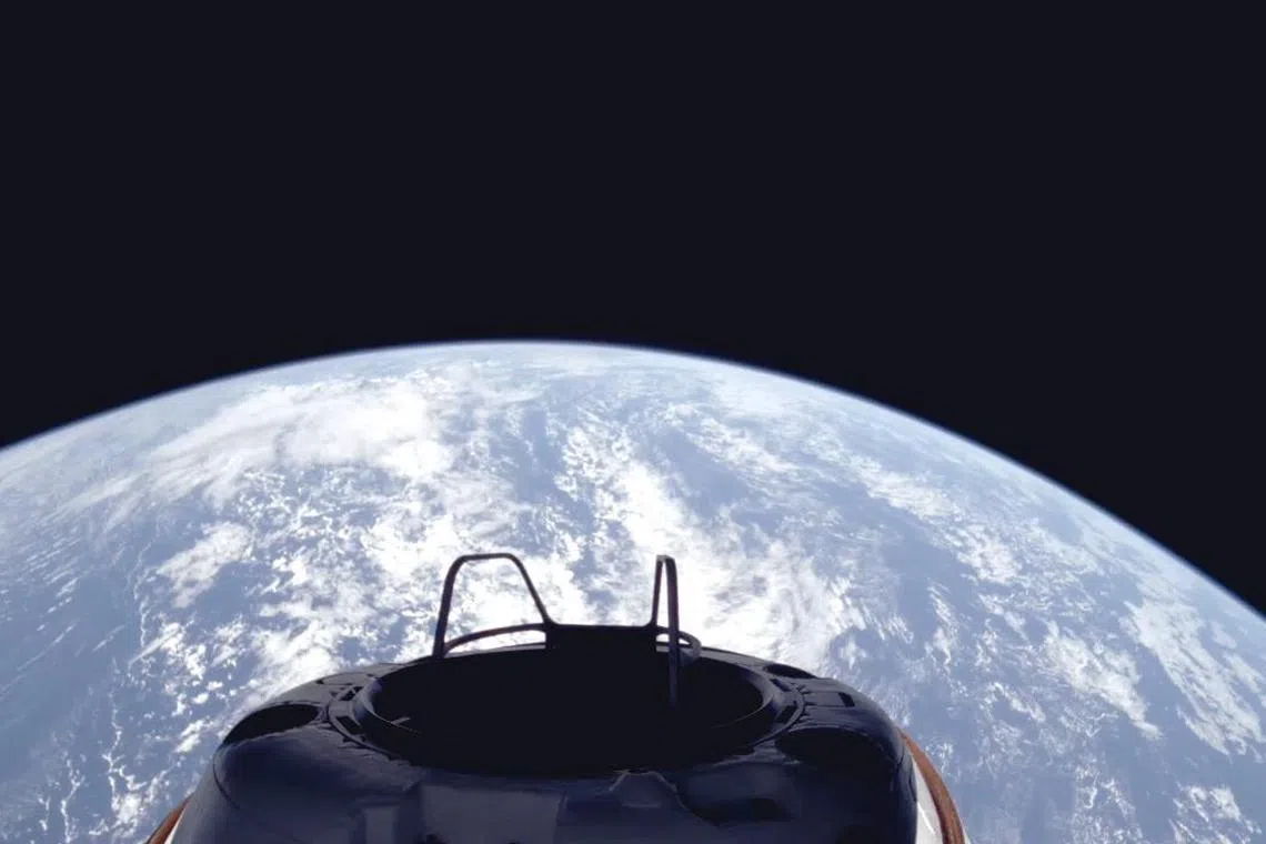 SpaceX发布的照片显示，北极星黎明（Polaris Dawn）宇航员进入轨道后不久，地球和龙飞船船舱的景象。（法新社）