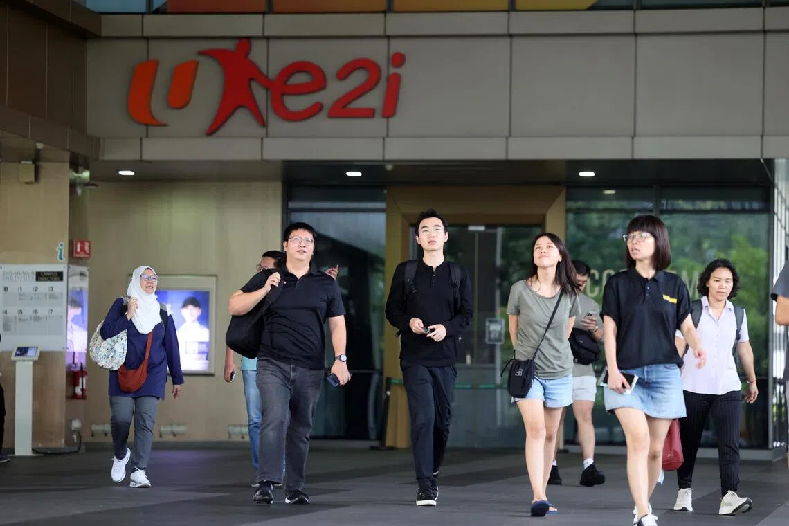 黄志明说，职总提升了薪金、福利和工作前景，不仅建立3700个企业培训委员会，惠及1万名员工，也通过职总就业与职能培训中心（e2i）协助5万2000人找到工作。（邝启聪摄）