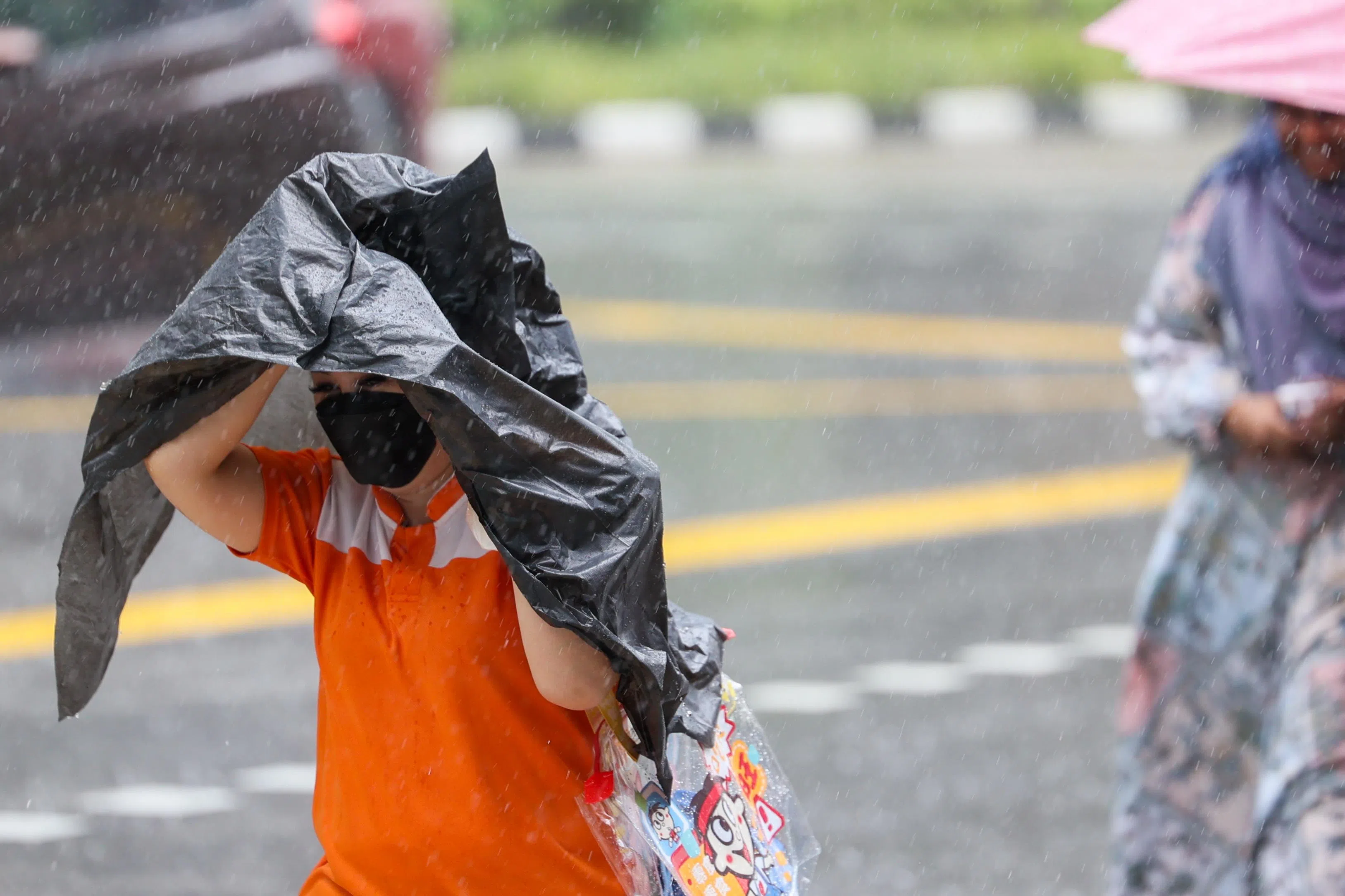 到了本世纪末，新加坡6月到8月的总降雨量可能大幅低于314毫米的历史低位；11月至1月雨季期间，总降雨量则偶尔会超过1507毫米的历史高位。（卓祾祎摄）