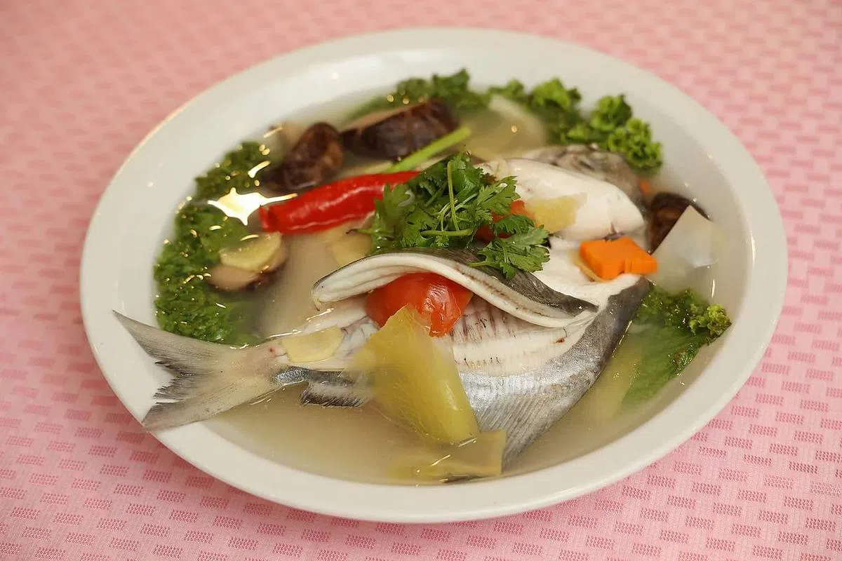 潮州菜的代表菜式潮州蒸鲳鱼，见证师傅的功力从剖鱼开始。（蔡家增摄）