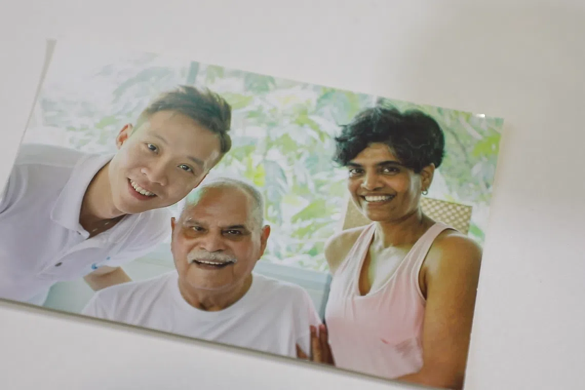 陈明德（左一）自己也是一名“护德伙伴”，会不定期陪伴年长者。图为陈明德陪伴的第一位年长者。（林泽锐摄）