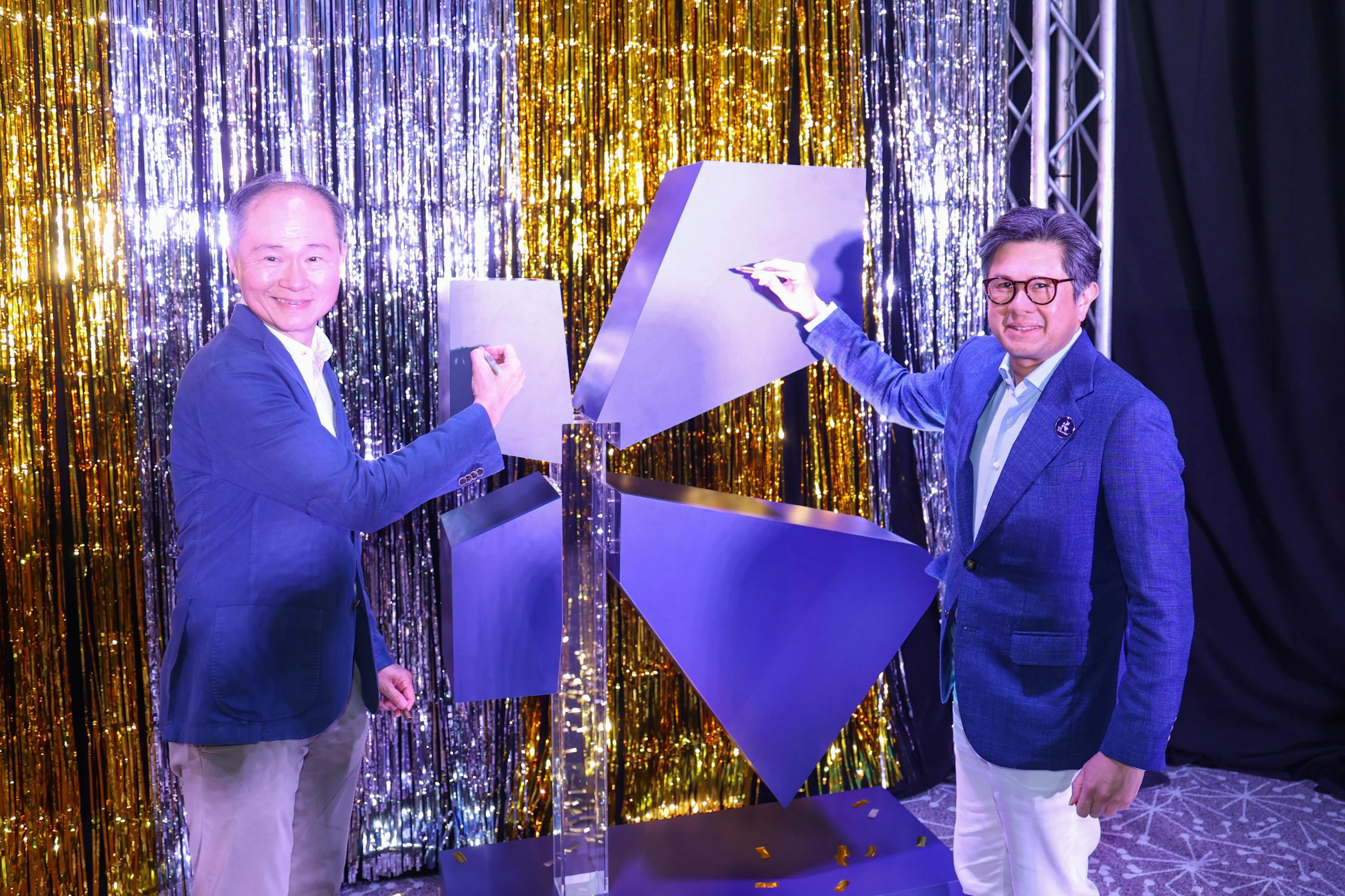 加冷集团主席麦友仁（右）和总裁郭瑞光在揭幕仪式上与全新标志合影留念。（吴先邦摄）