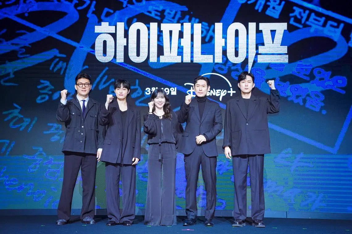 金正贤导演（左起）、尹灿荣、朴恩斌、薛景求和朴丙垠3月17日出席记者会为《狂医魔徒》造势。