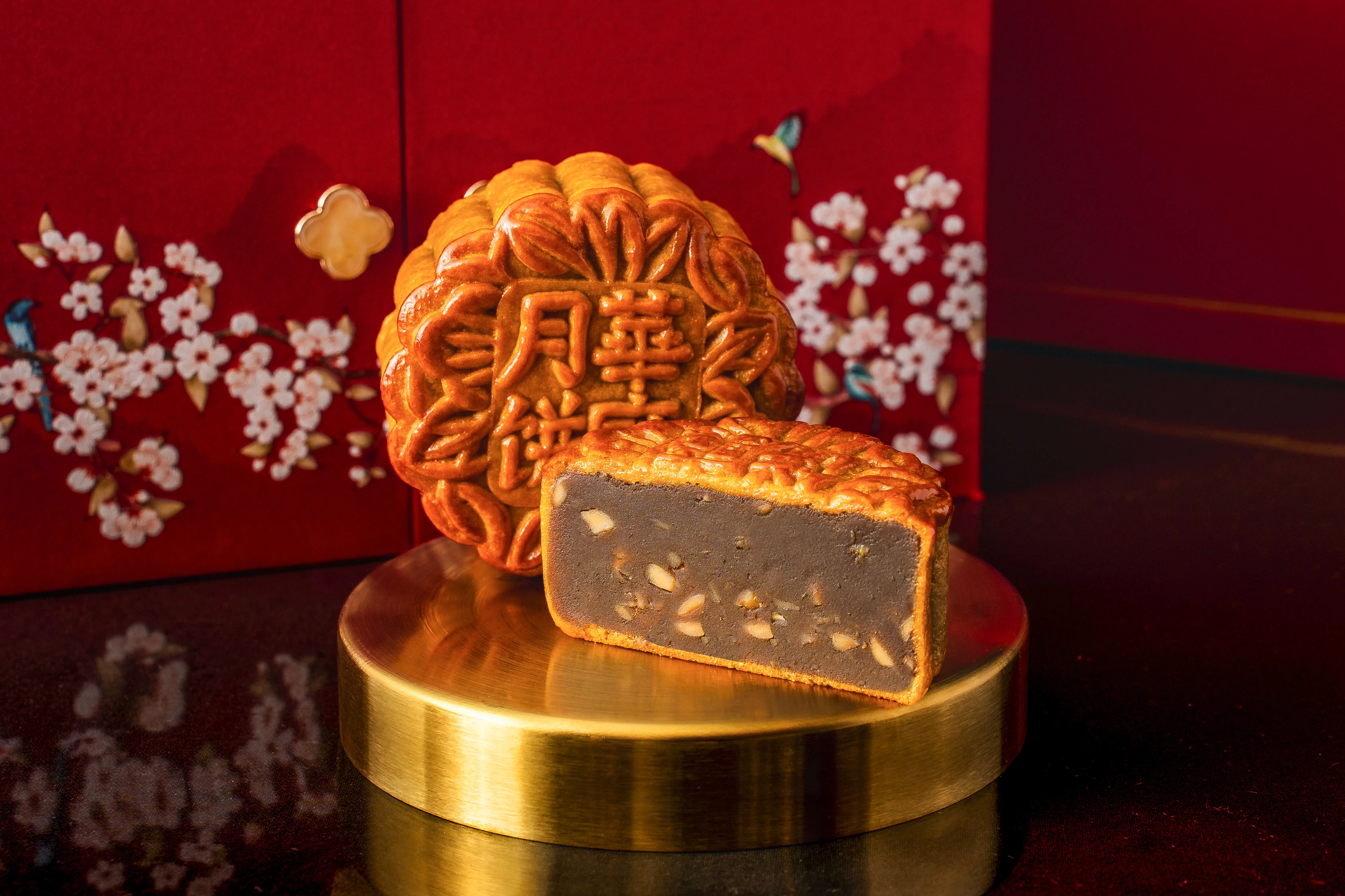 单丛茶杏仁月饼是华厅今年推出的新口味。（酒店提供）