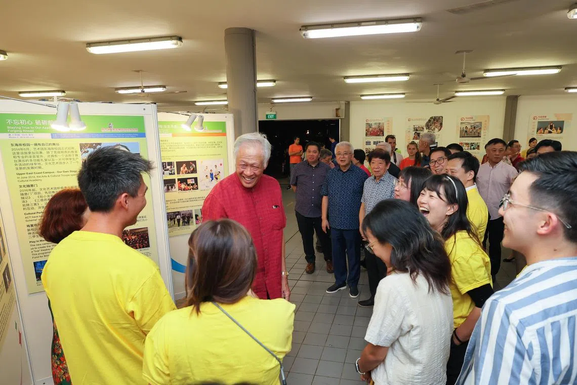 主宾国防部长黄永宏医生（红衣者）和福建会馆文化学院的学生亲切互动交流。（龙国雄摄）
