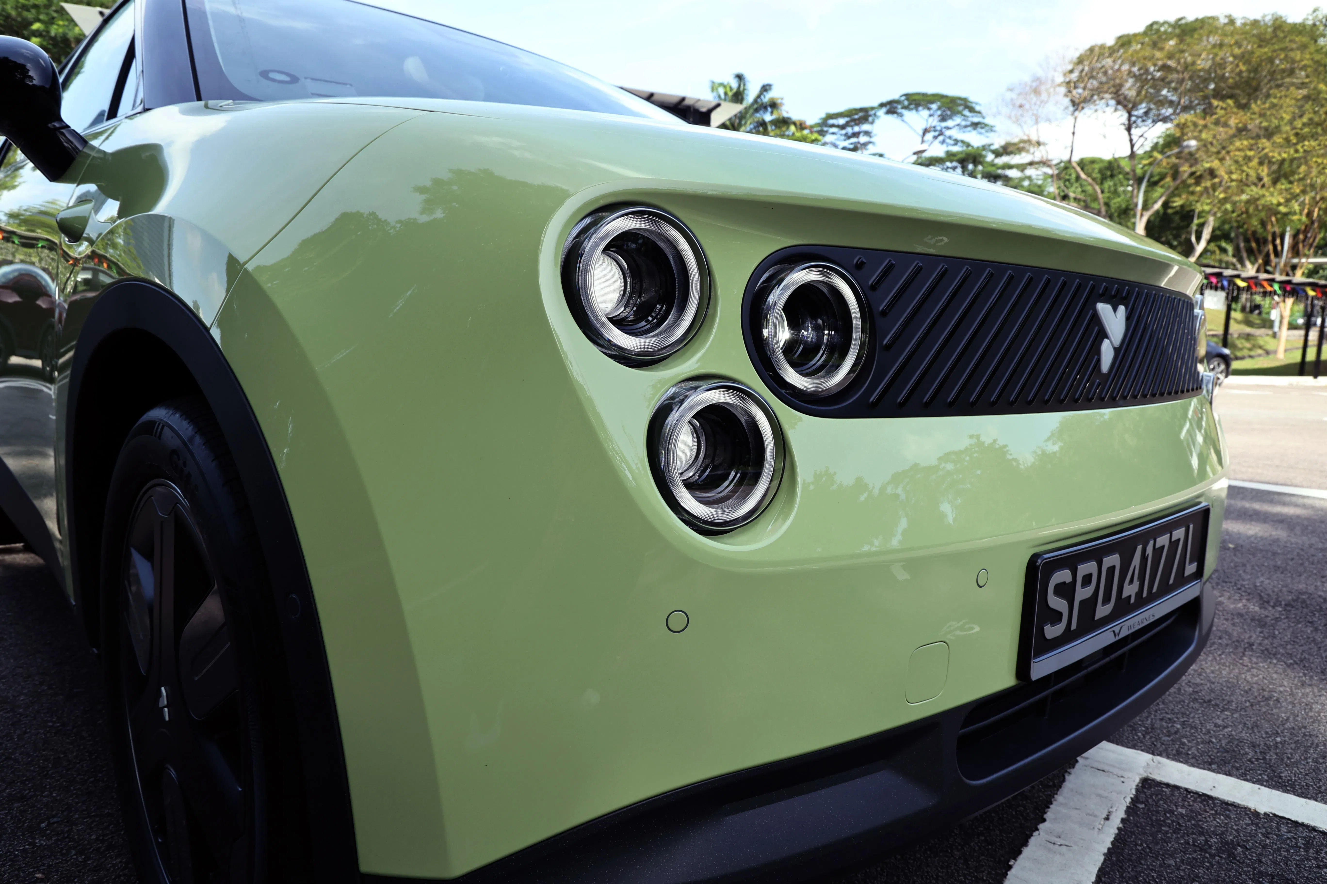 由三个LED圆形灯组成的大灯组带点俏皮感，极具辨识度。（周国威摄）