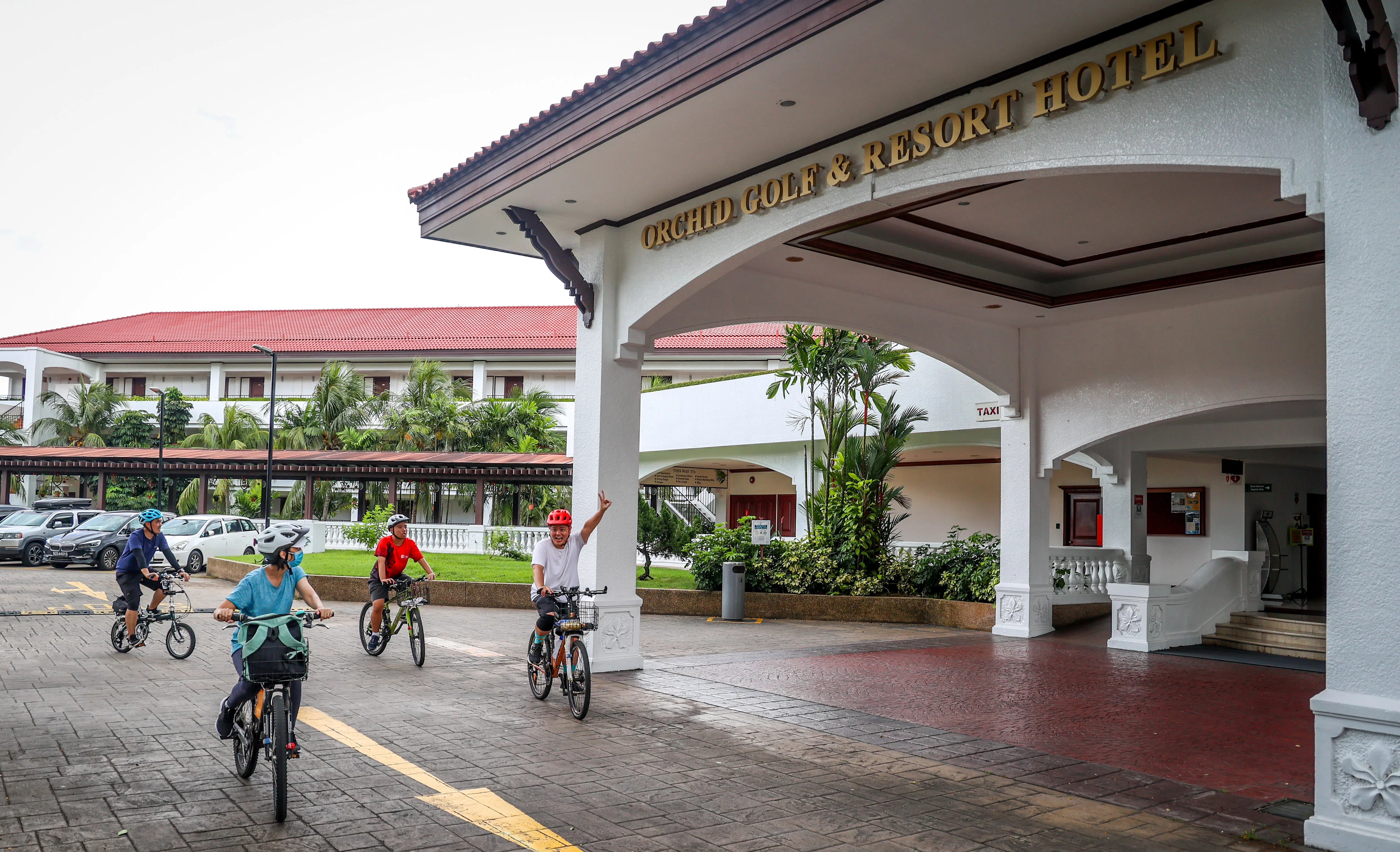 午餐后的12公里，我们是互相鼓励一路骑行而来。对于乐乐来说，Orchid Country Club像是一个触手可及的目标，只要安全许可，他随时用尽全力向前骑行。抵达时，我们的欢呼声此起彼落，每个人心中对“终于抵达”应该有不同的诠释，只有乐乐一心就向着Orchid Country Club而来。（叶振忠摄）