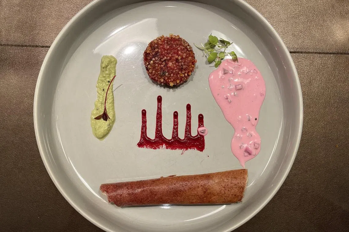 Rang Mahal的甜菜根开胃菜，用甜菜根做成不同小点和酱料。（黄靖晶摄）