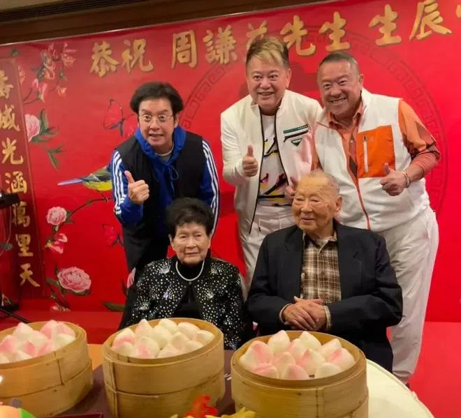 谭咏麟（后排左起）、陈百祥、曾志伟为寿星翁（前排右一）唱生日歌。（互联网）